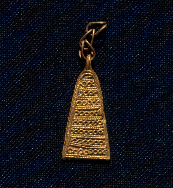 Gold filigreed pendant from a tomb at the archaeological site of Umm el-Marra in modern-day Syria. Two young women and two babies were buried in the tomb, accompanied by rich ornaments. Under them lay other bodies without such treasures — they may have been lower-status people who were sacrificed.